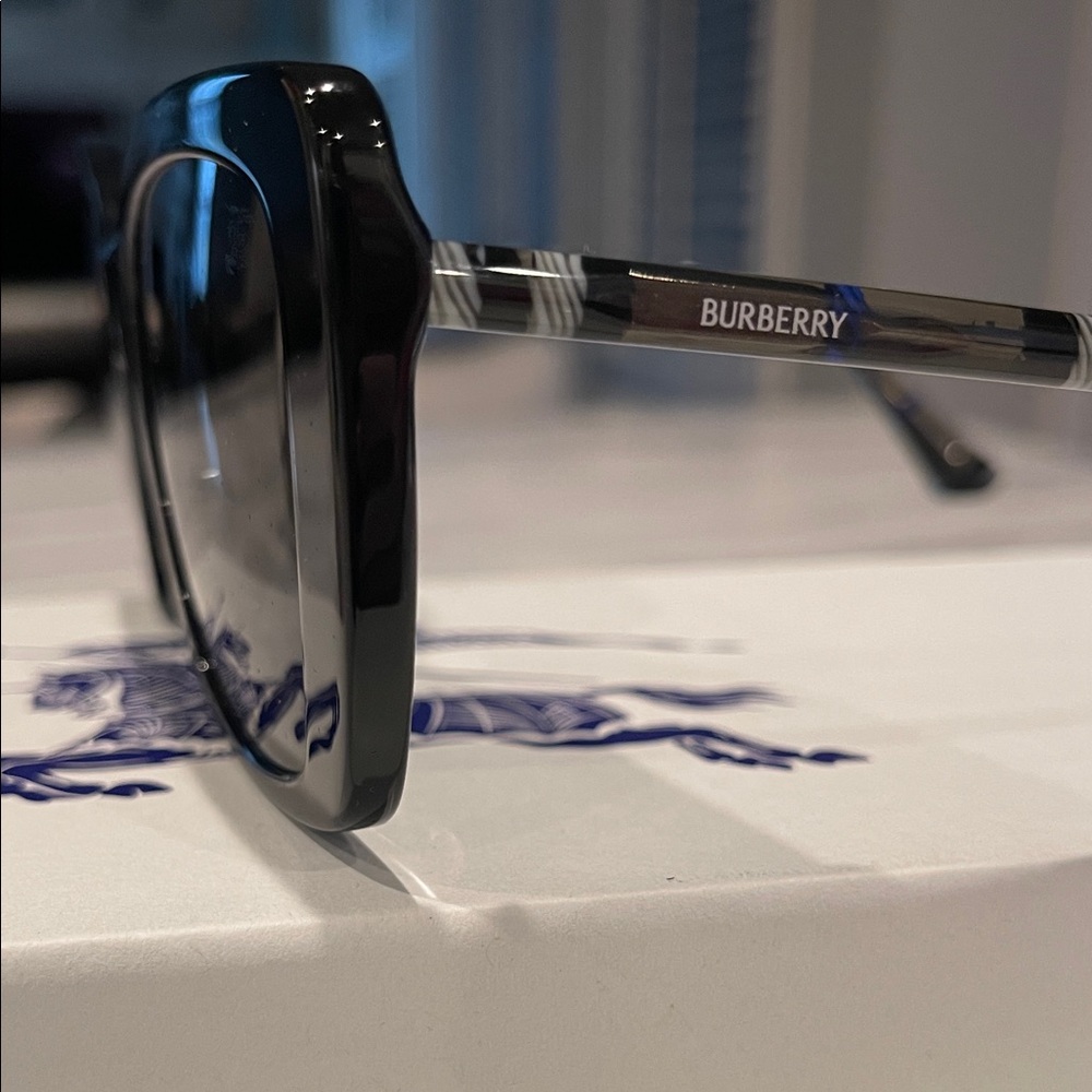 NEW Burberry Elegant Black Sunglasses for Women